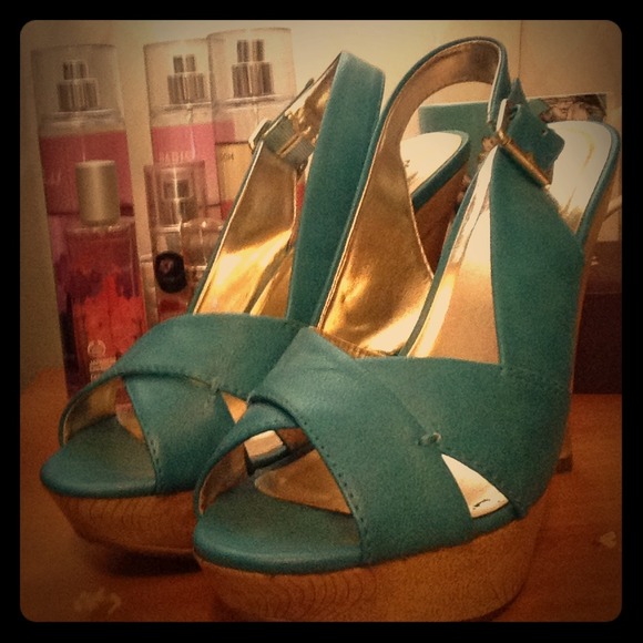 Blue peep toe platforms 💙