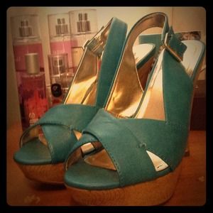 Blue peep toe platforms 💙