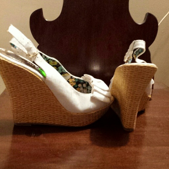 ♢♢TRADED♢♢  NWOT'S - HOT CREAM LINEN WEDGES!