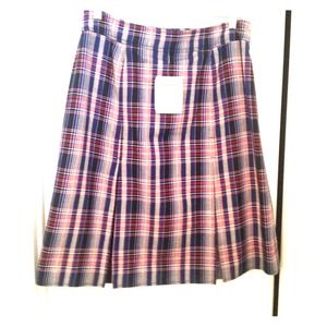 Super cute plaid skirt!