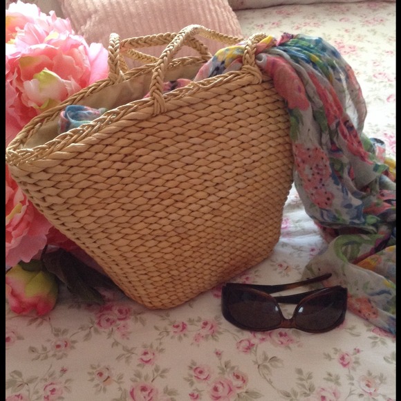 Handbags - 💕Pretty Basket Woven Bag