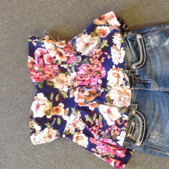 Adorable Strapless Floral Top with cutout/bow - Picture 3 of 4