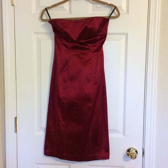 bebe red fitted dress, zipper back.