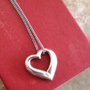 James Avery Freeform Heart pendant & Chain HOLDING
