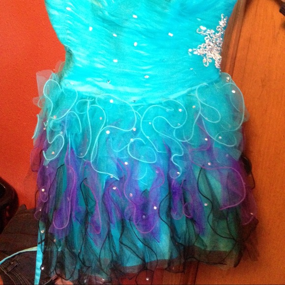Prom dress - Picture 2 of 4