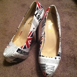 British flag print close toe pumps