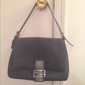 ***REDUCED*** 💯✔️ AUTHENTIC** FENDI SHOULDER BAG.