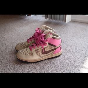 Nike ~~~~~~~