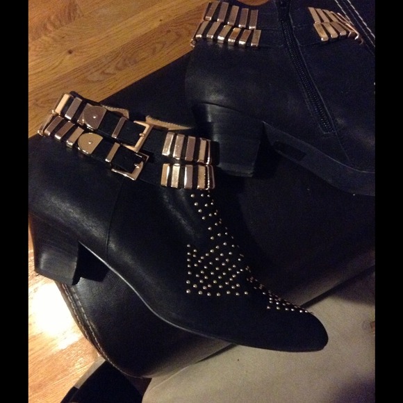 SOLD......Jeffrey Campbell Bootie - Picture 2 of 4