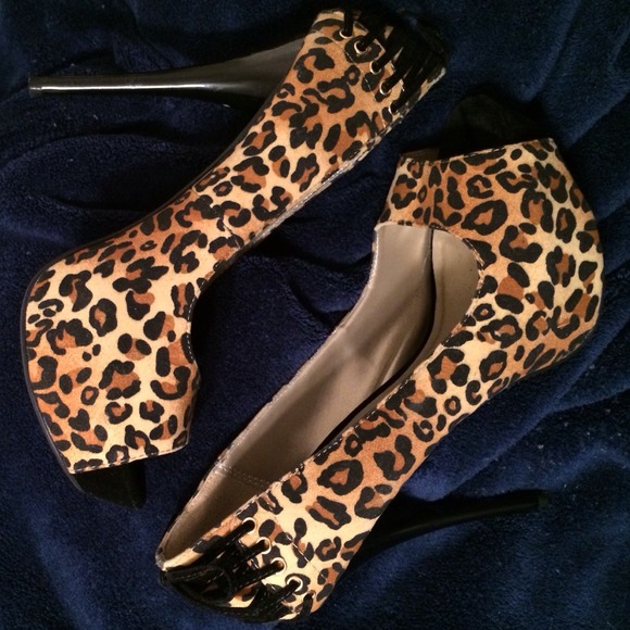 Leopard peep toe pumps