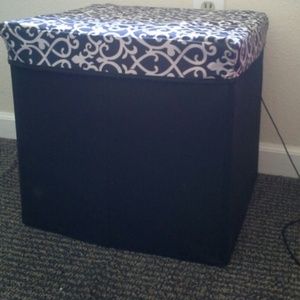 Sit and store ottomen