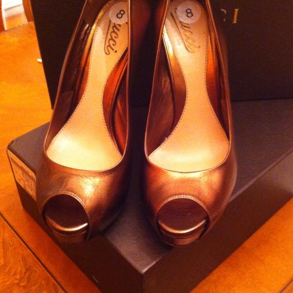 Gucci pumps! Price is firm $$$ - Picture 4 of 7