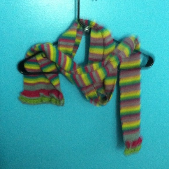 Multicolor scarf.