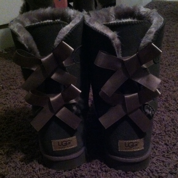 Grey Bailey Button "Uggs"