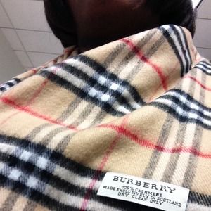 Authentic Burberry scarf😍