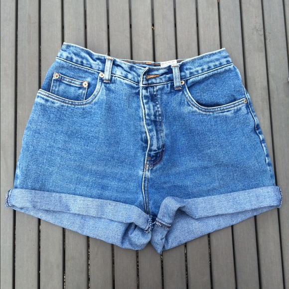 ❗️SOLD❗️Vintage stud denim high wasted shorts - Picture 2 of 4