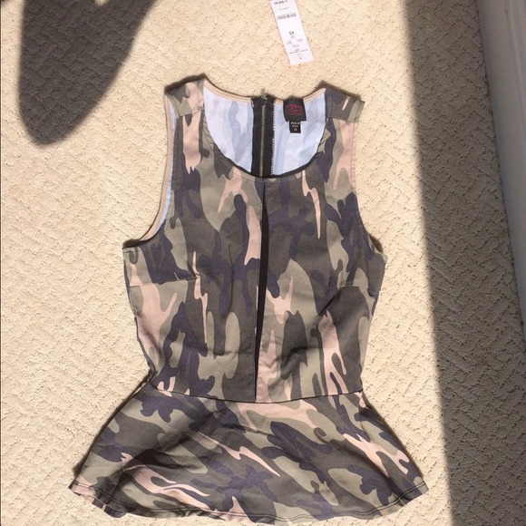 2b bebe : Camouflage print peplum top