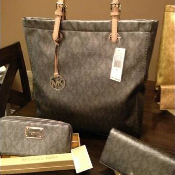🚫Sold🚫MK N/S Metallic Gunmetal Tote w matching - Picture 2 of 4
