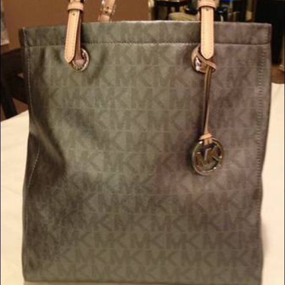 🚫Sold🚫MK N/S Metallic Gunmetal Tote w matching - Picture 4 of 4