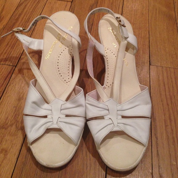 White sandal w/2 1/2 "heel Needs polishing on back - Picture 1 of 4