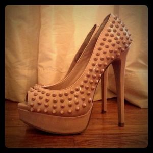 Steve Madden Andiie Spiked pumps in Blush Sz 7.5