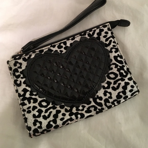 Betsey Johnson Handbags - 🚨FINAL PRICE • Betsey Johnson Cheetah Clutch •