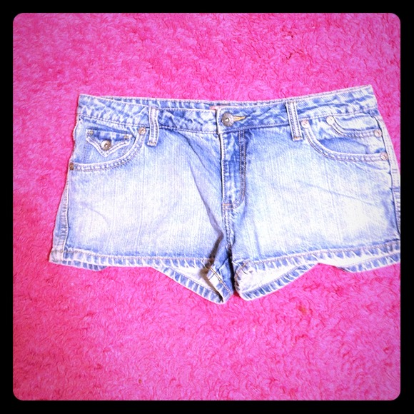 Basic pair of light washed denim shorts🎀💝🎀💝🎀 - Picture 1 of 2