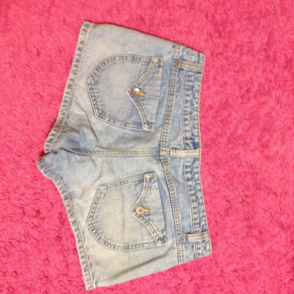Basic pair of light washed denim shorts🎀💝🎀💝🎀 - Picture 2 of 2