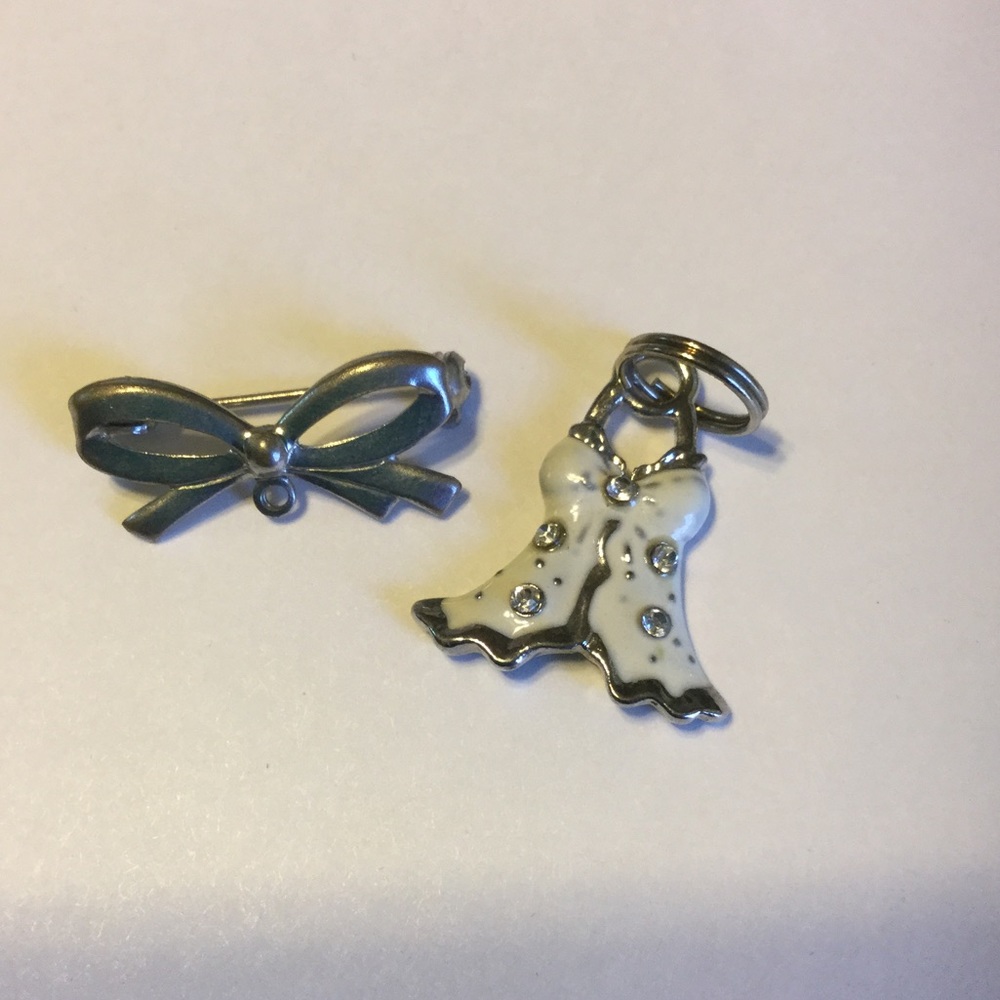 A little dress pendant and a silver colored bow
