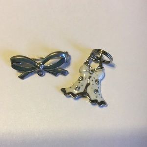 A little dress pendant and a silver colored bow