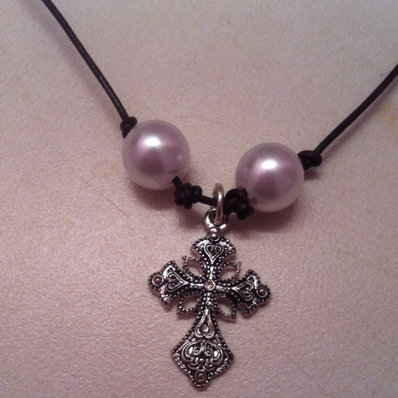 ❌SOLD❌Pearl Cross Necklace