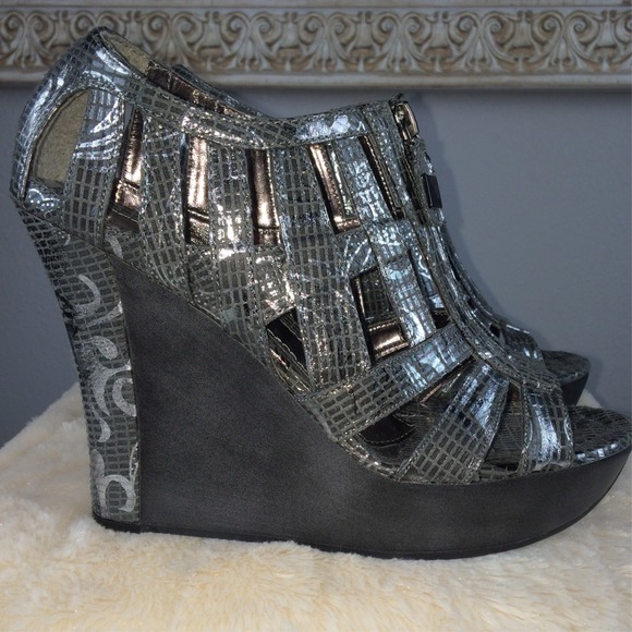 Gorgeous Grey w/Silver Metallic Swirls Wedges... - Picture 4 of 4