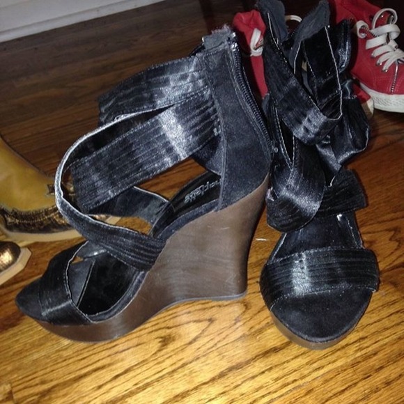 Black wedged heels - Picture 1 of 1