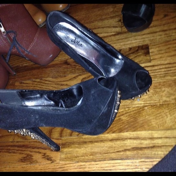 Black heels - Picture 1 of 1