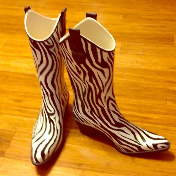 ⭐️Zebra Print Cowgirl Rain Boots!⭐️