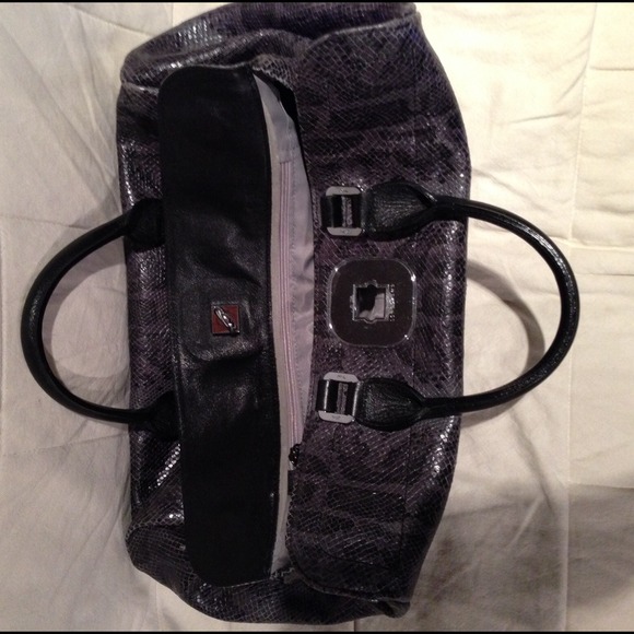 Pre-owned Authentic Longchamp bag. - Picture 3 of 4