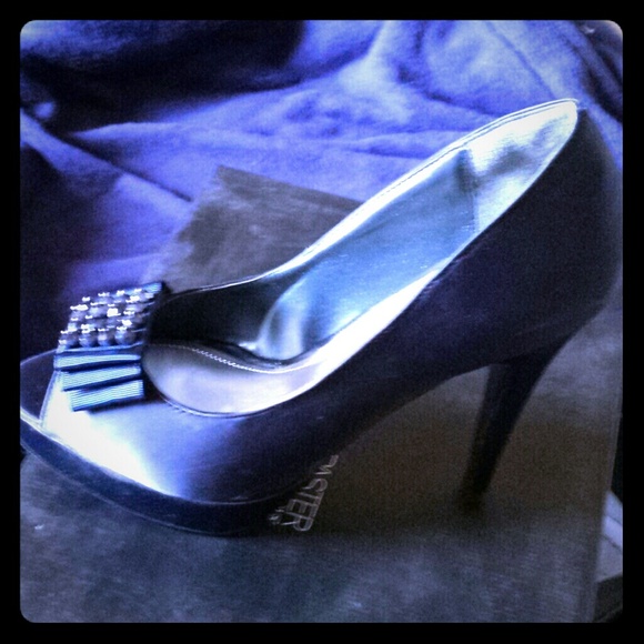 Carrigan Navy Pumps