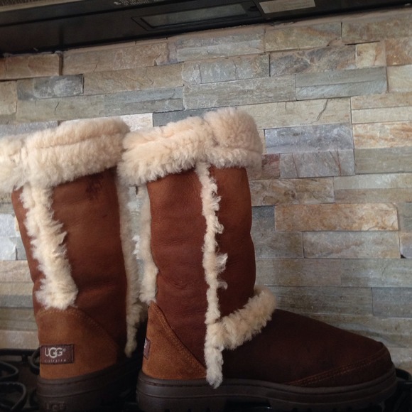 * SOLD! Authentic Tan/Camel color Ugg Nightfall - Picture 1 of 4