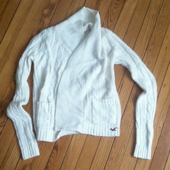 Hollister cream colored sweater