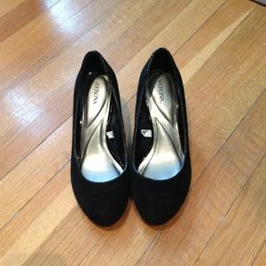 Black suede wedged pumps