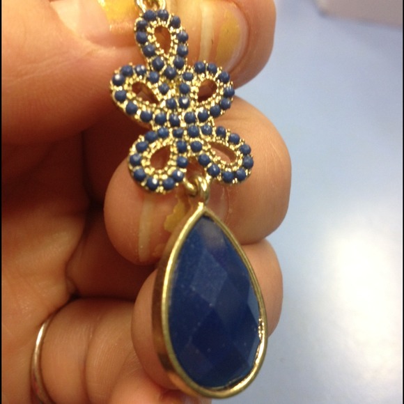 Very elegant navy blue ear ring