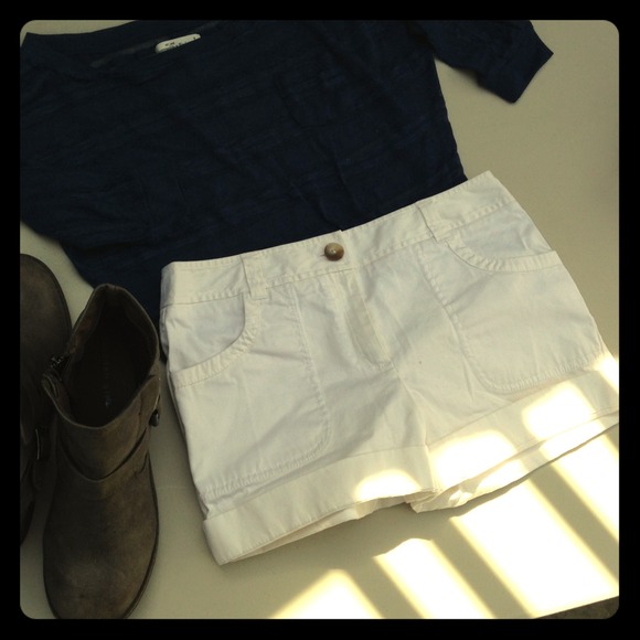 Ann Taylor. White Shorts. Cute Buttons. Size 4