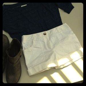 Ann Taylor. White Shorts. Cute Buttons. Size 4