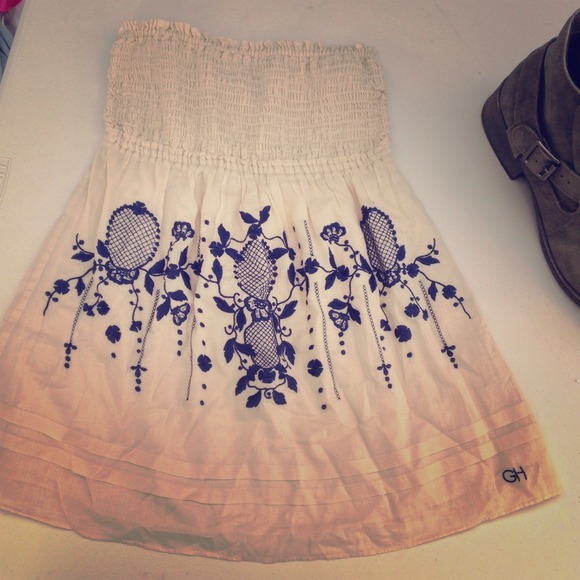 *SOLD* Embroidered Gilly Hicks Top. Size Small. - Picture 1 of 4