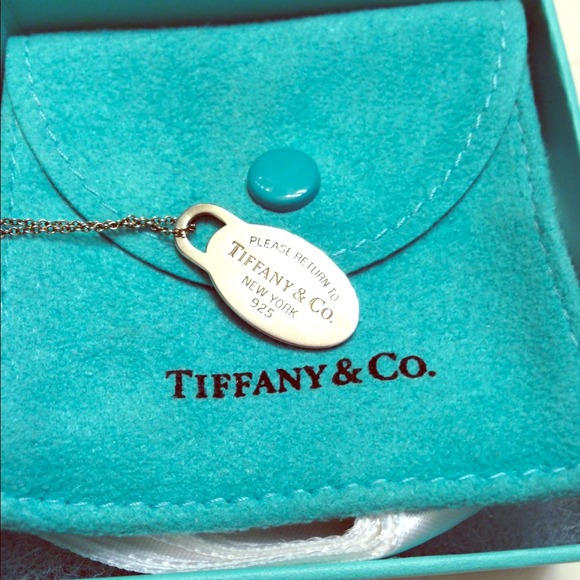 *SOLD* Tiffany & co. Oval pendant necklace