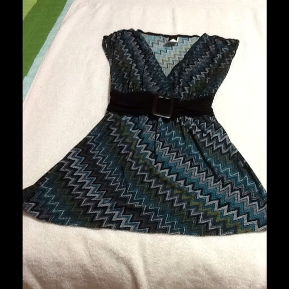 Black and teal v neck top