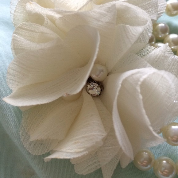 Adorable off white flower bracelet