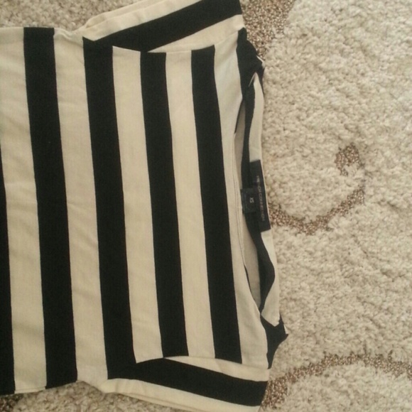 FRENCH CONNECTION! Black & White stripeD top - Picture 3 of 4