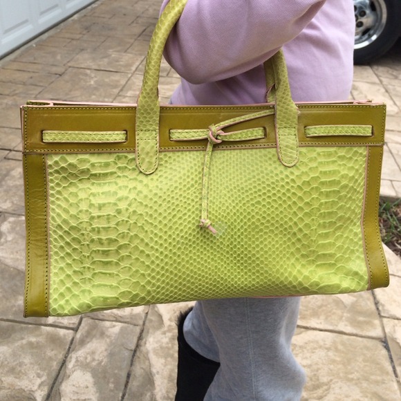 Additional pictures of the green bag