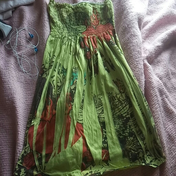 A designed strapless shirt